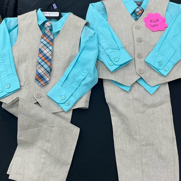 Kenneth Cole - Boys toddler - 4pc suit - Picture 3 of 3